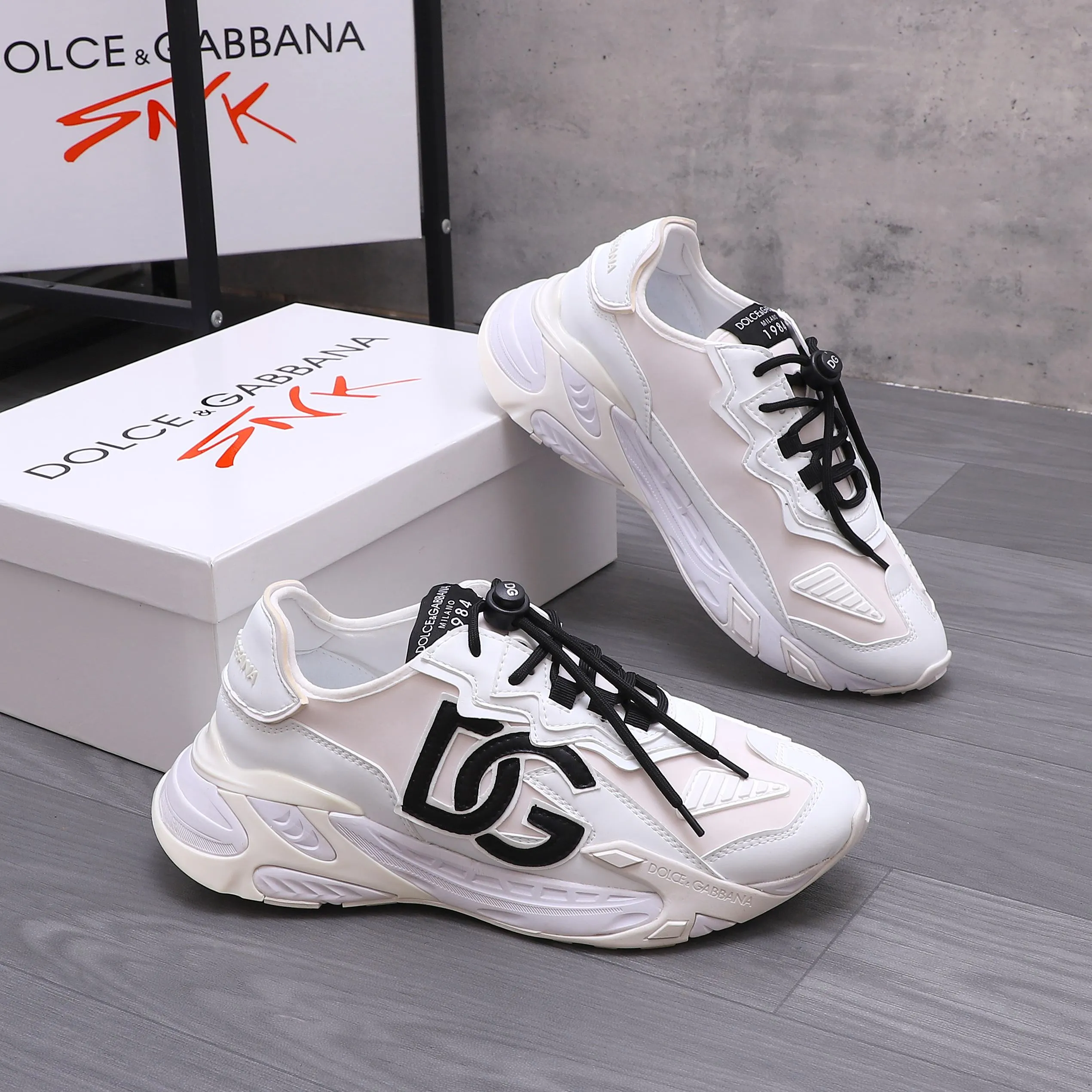 Men's shoes 💰520 Product trademark: DG (Dolce & Gabbana) couple's casual shoes Regular size: 35-46 (45.46 is custom-made and non-returnable) Product materials: Selected cowhide stitching elastic cloth upper, cowhide insole, original outsole